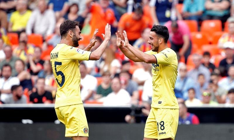 El delantero italiano del Villarreal Nicola Sansone (d) celebra con su compañero Adrián López (d) su gol marcado ante el Valencia