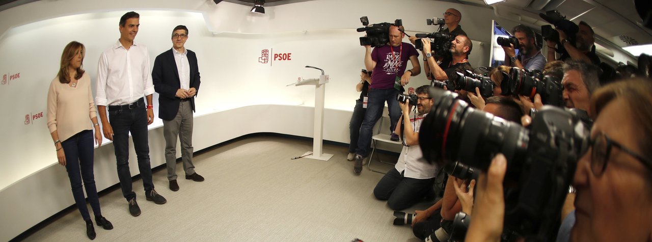 Los candidatos a la secretaría del PSOE, (i-d) Susana Diaz, Pedro Sánchez y Patxi López, posan para los medios gráficos en la sede socialista en Madrid