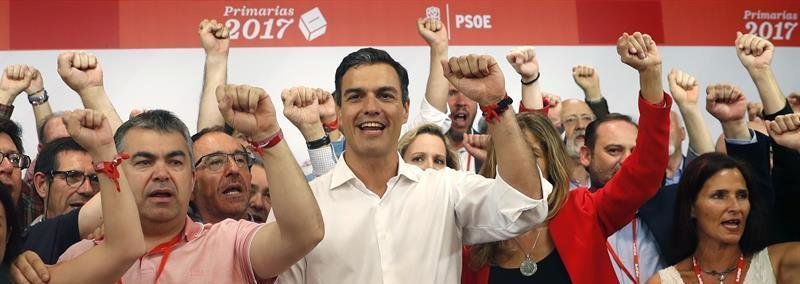 El vencedor de las primarias socialistas, Pedro Sánchez (c), comparece en Ferraz