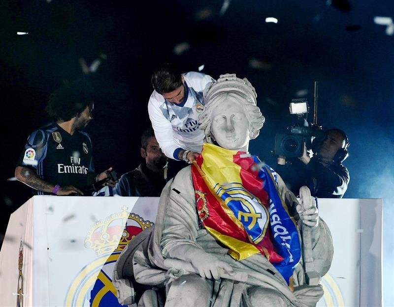 El capitán del Real Madrid Sergio Ramos pone la bandera a la diosa Cibeles