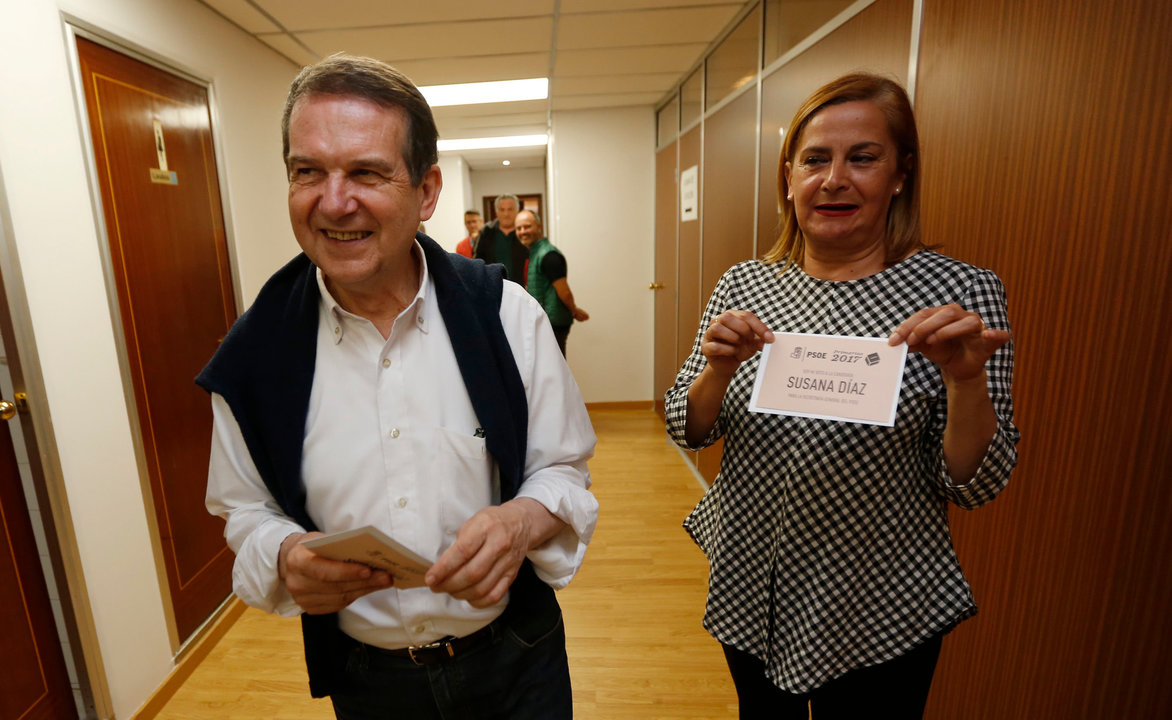 Abel Caballero y Carmela Silva, con las papeletas de Susana Díaz, ayer en la sede del PSOE vigués.