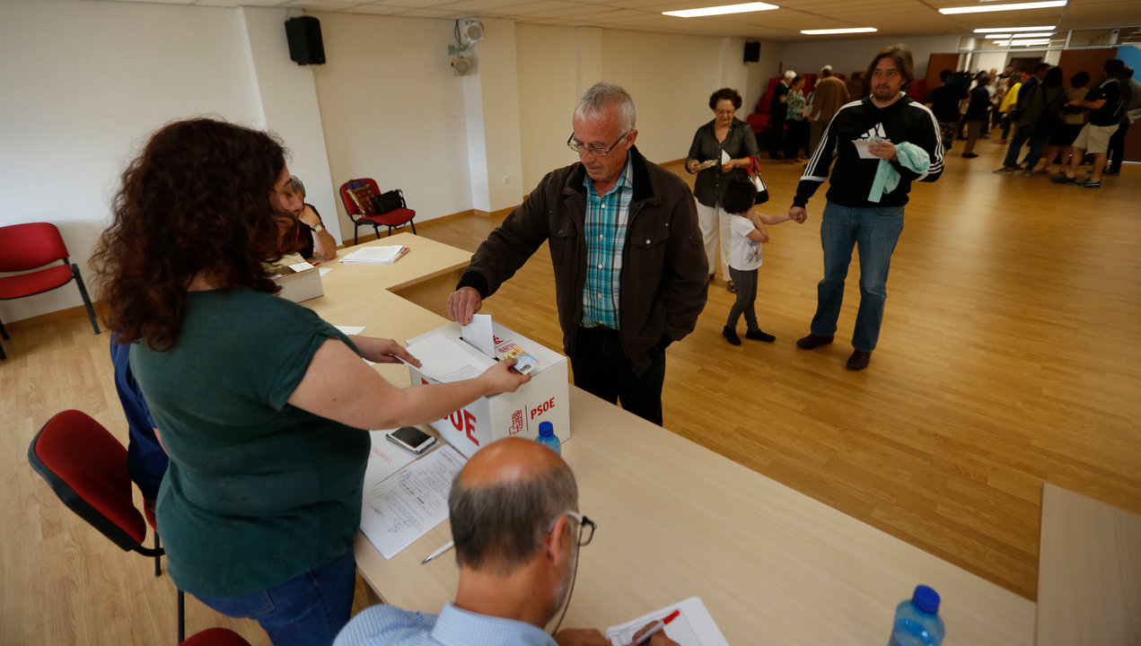 Un momento de la votación en Vigo. En total fueron 595 los militantes que participaron.