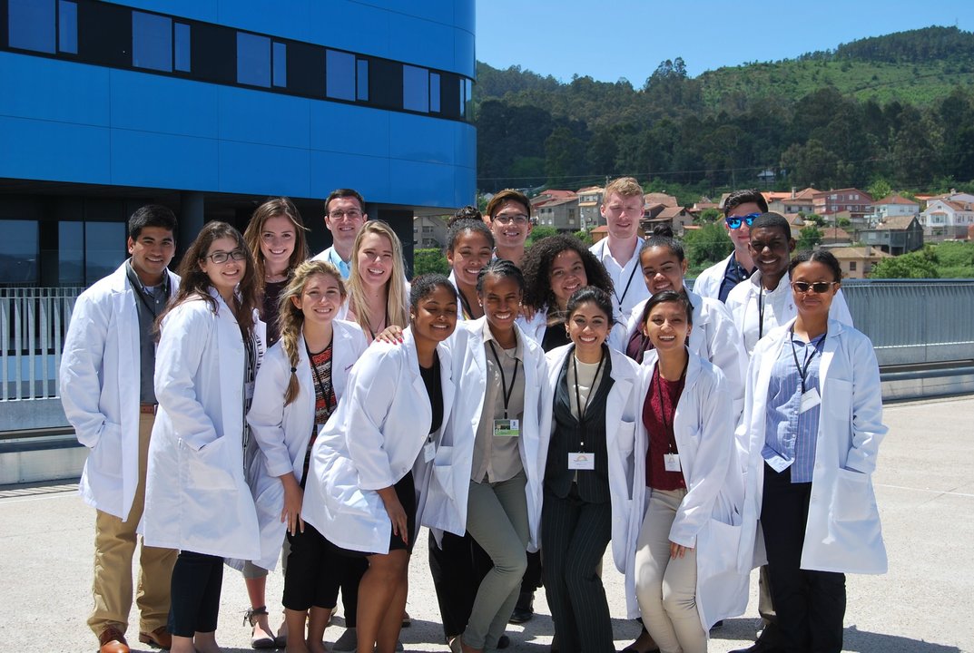 El primer grupo de estudiantes de Premedicina norteamericanos que se formarán en el Álvaro Cunqueiro, donde permanecerán hasta el 27 de mayo.