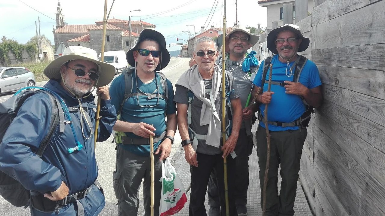 Peregrinos de Puerto Rico, ayer en el Camino Portugués de la Costa en Coruxo.