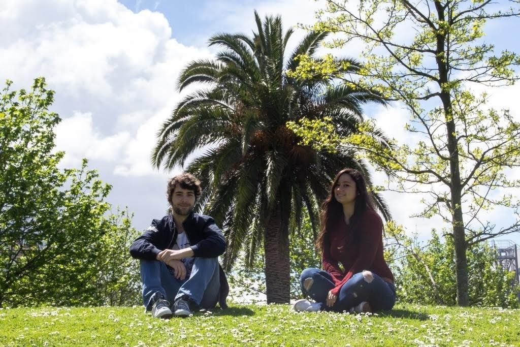 Jorge Barrecheguren y Yasmín Santos ante una de las palmeras que catalogaron en Galicia.
