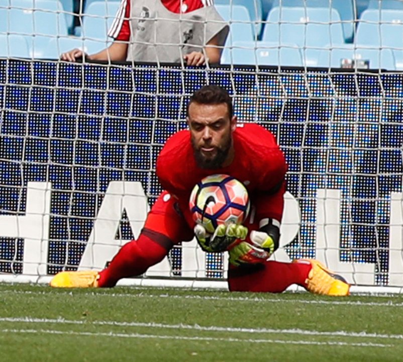 Sergio Álvarez detiene un balón durante el partido de la tarde de ayer en Balaídos ante la Real Sociedad.