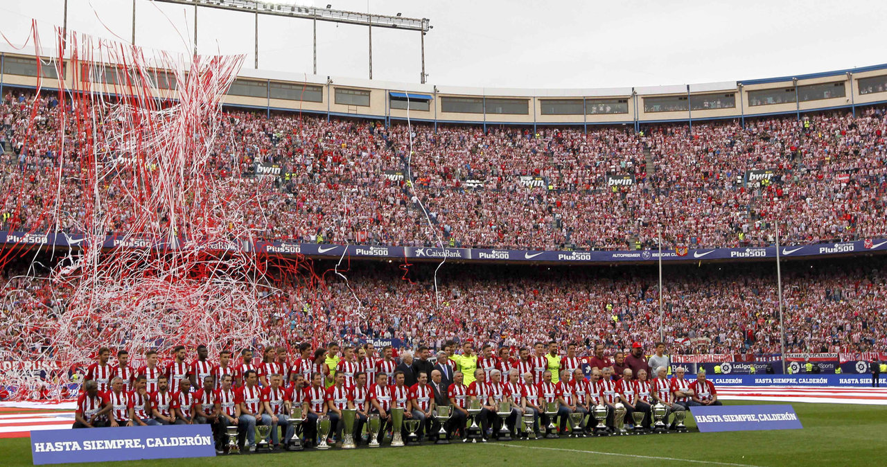 El Atlético homenajeó ayer a los equipos campeones en el último partido sobre el Calderón.