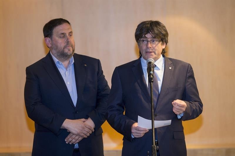 El presidente de la Generalitat, Carles Puigdemont (d), ha comparecido acompañado del vicepresidente catalán, Oriol Junqueras (i)