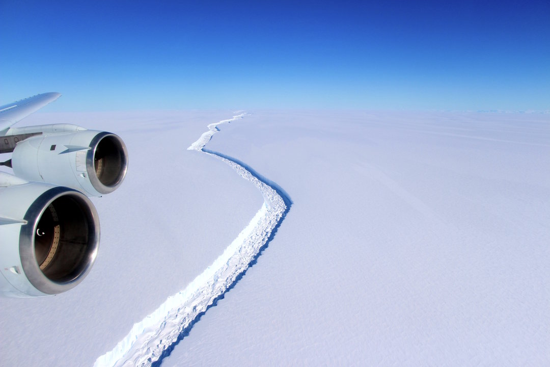 Fotografía de la grieta aparecida hace años en la barrera de hielo Larsen C de la península Antártica que crece cada año.