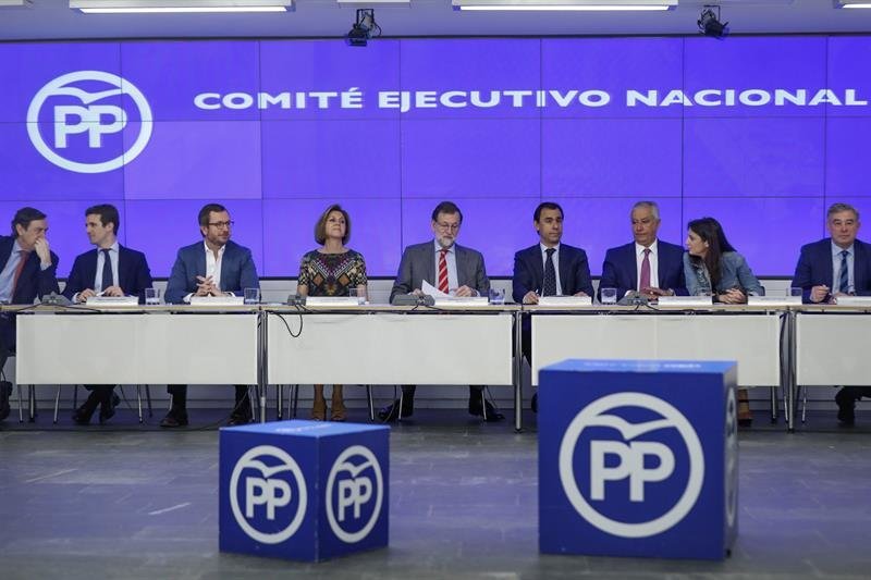 El jefe del Ejecutivo, Mariano Rajoy (c), preside la reunión del Comité Ejecutivo Nacional del PP
