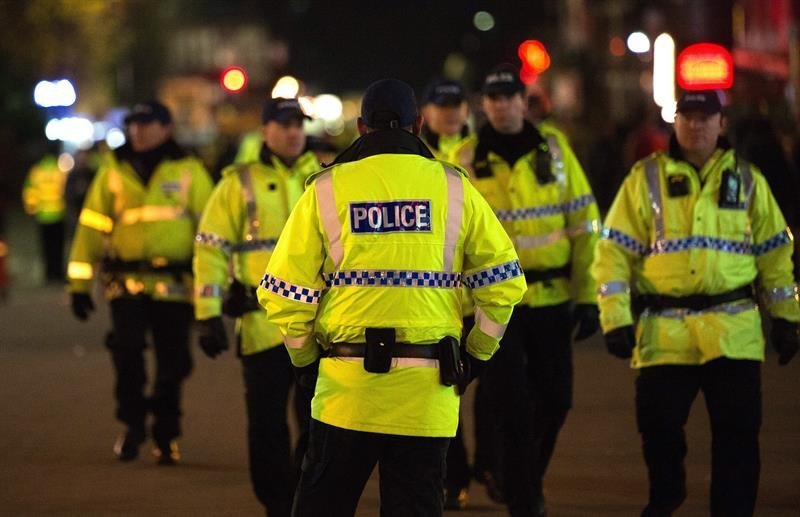 un grupo de policías que patrullan Old Trafford en Manchester