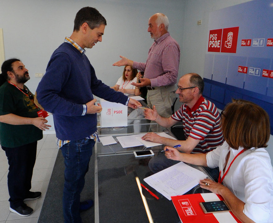 Un militante socialista de Ourense, votando el pasado domingo en la sede provincial.