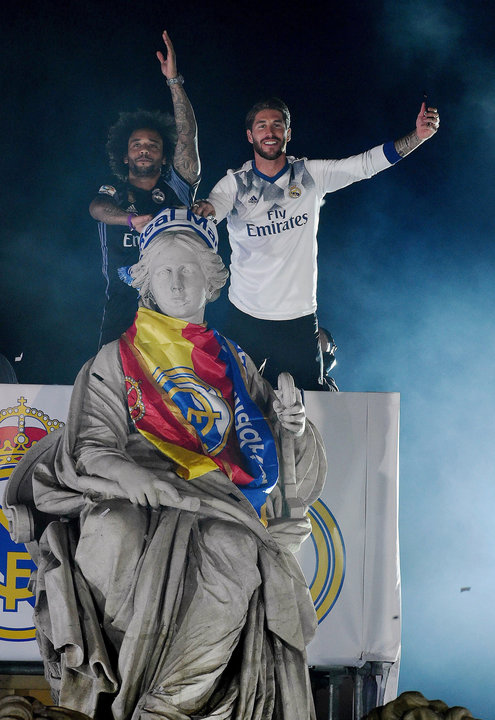 Marcelo y Sergio Ramos saludan junto a la estatua de la Cibeles.