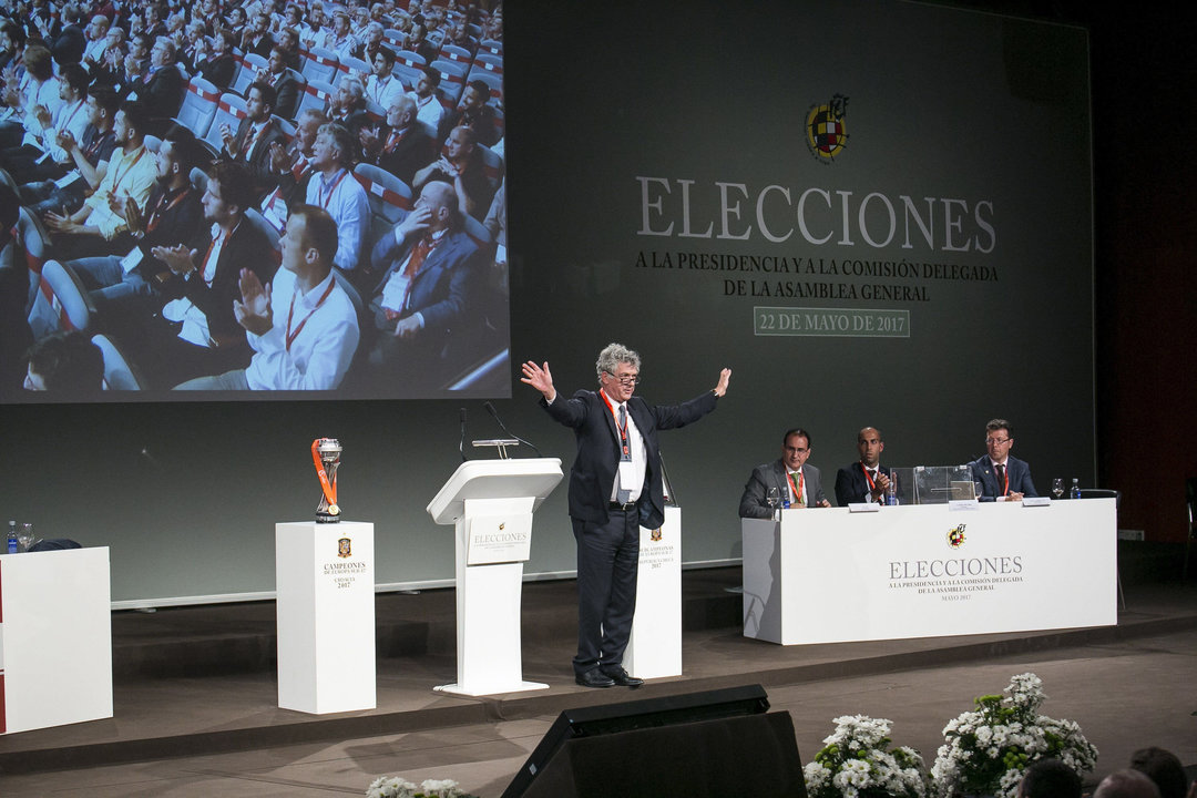 Ángel María Villar saluda tras ser reelegido presidente.
