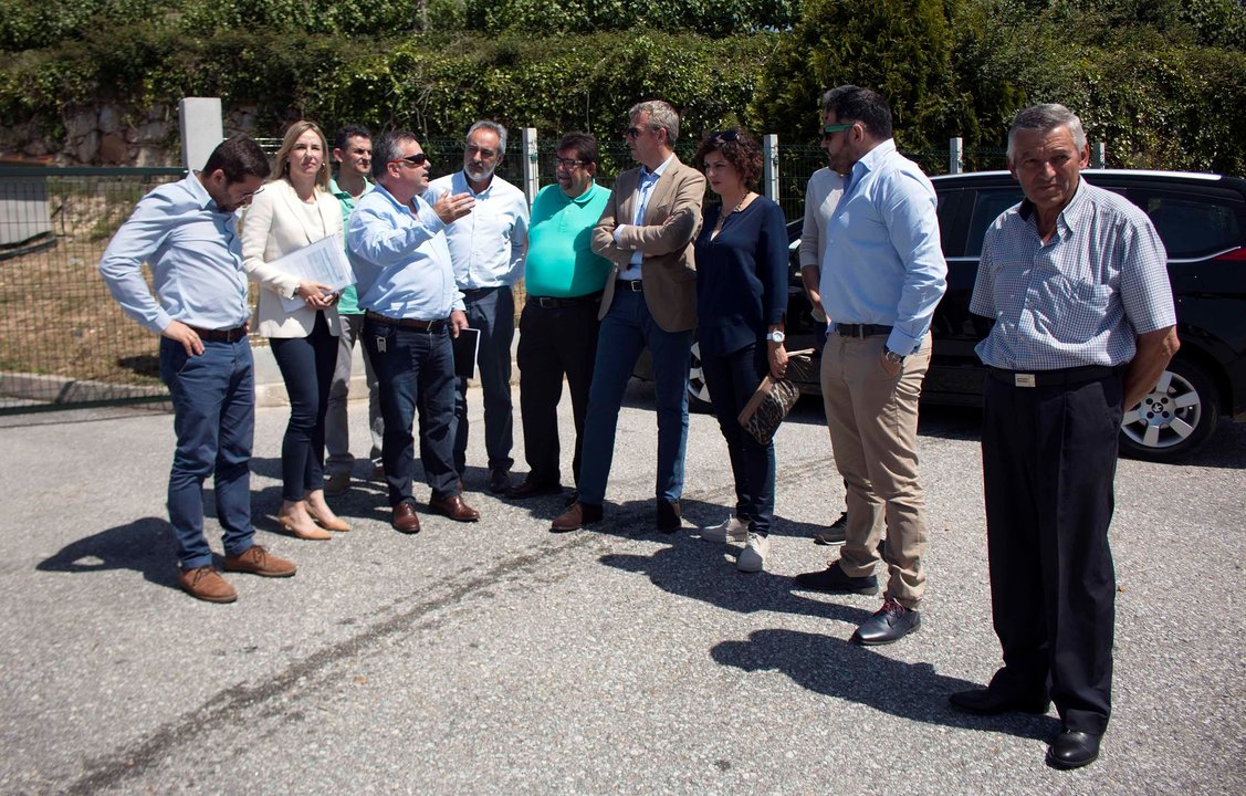 Alfonso Rueda se reunió ayer en Tomiño con representantes de las asociaciones vecinales.