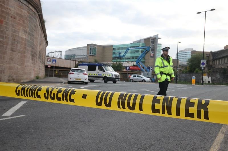 Policías permanecen cerca al estadio Manchester Arena tras dos explosiones