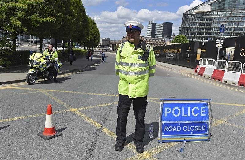 Agentes de policía acordonan el Manchester Arena tras el atentado