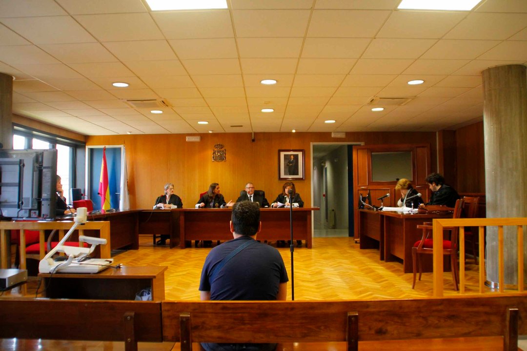 El  acusado, ayer, durante el acuerdo de conformidad en la Audiencia en Vigo.