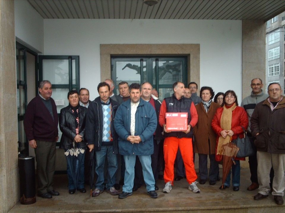 El colectivo de afectados de Taguive ante los Juzgados de Ponteareas .