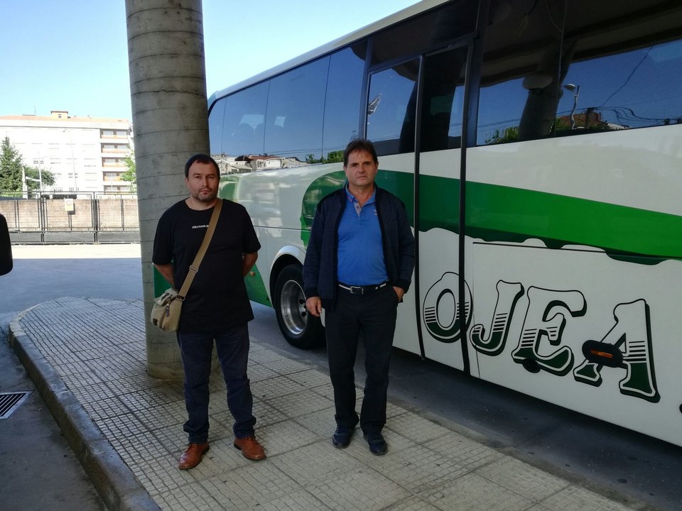 Ricardo y Casimiro, en la Estación de Buses de Ponteareas, donde CIG convocó la concentración.