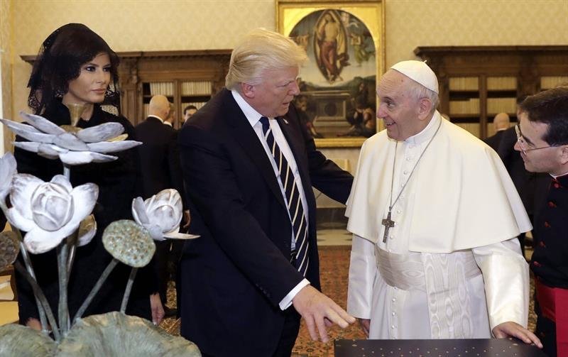 El presidente de los Estados Unidos, Donald Trump (c), y su mujer, Melania (i), se reúnen con el papa Francisco (d)