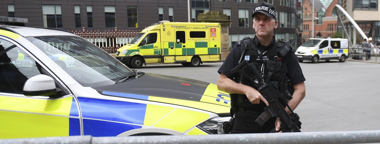 Un policía británico monta guardia en las calles de Manchester