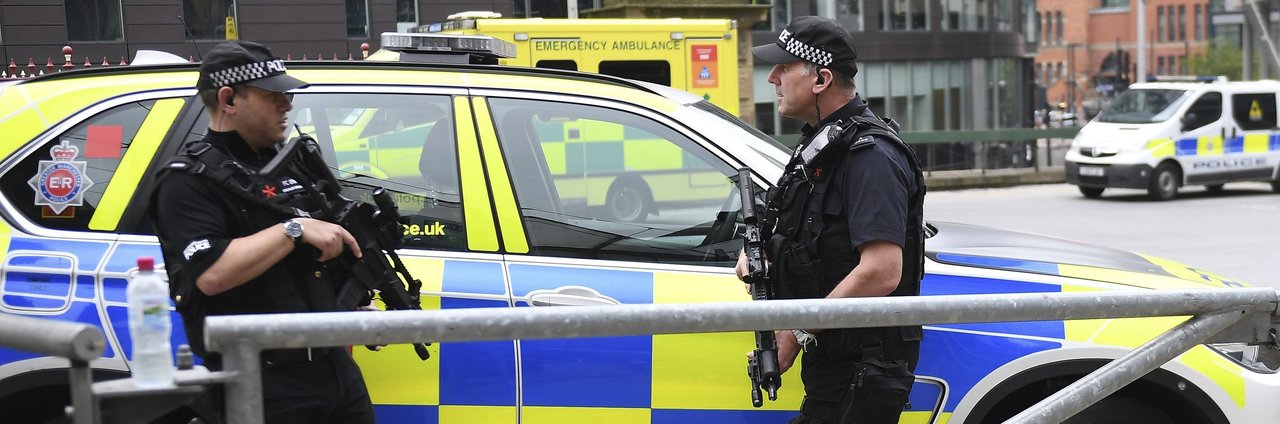 Policías británicos montan guardia en las calles de Manchester