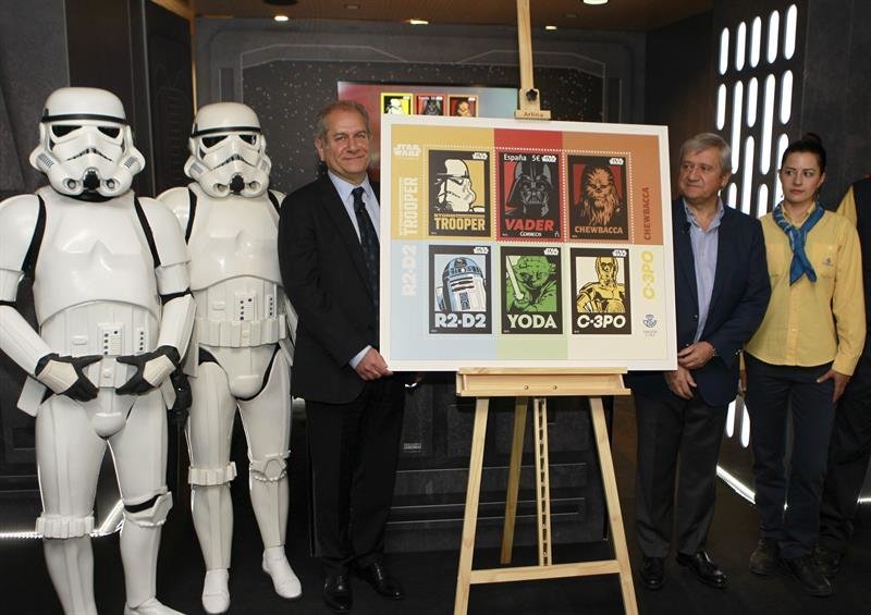 El consejero delegado de The Walt Disney Company España, Simón Amselem (i), junto al presidente de Correos, Javier Cuesta Nuin (2d), durante la presentación del sello conmemorativo que celebra el 40 aniversario de &#34;Star Wars&#34;,