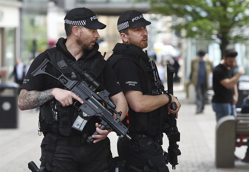 Agentes de policía británicos permanecen en guardia en el centro de Manchester