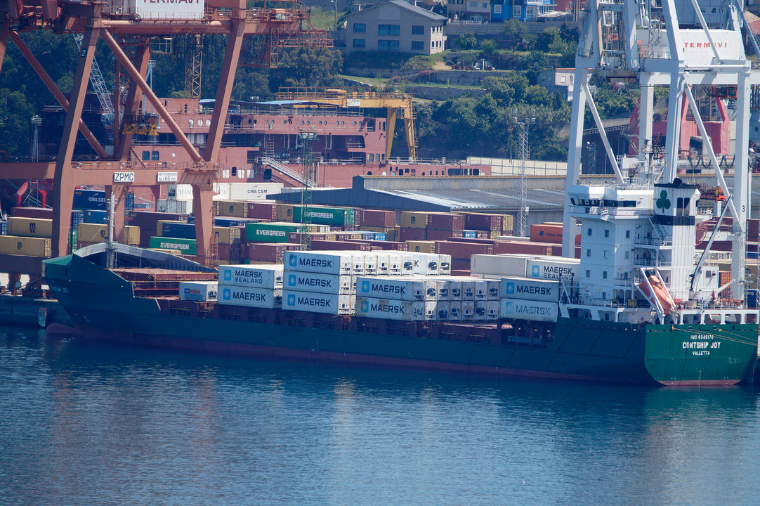 De forma puntual, el barco que realiza el servicio de cabotaje de Maersk amarró en el muelle de Guixar para cargar y descargar contenedores refrigerados, en su mayor parte pescado para la industria local. También amarra en Marín.