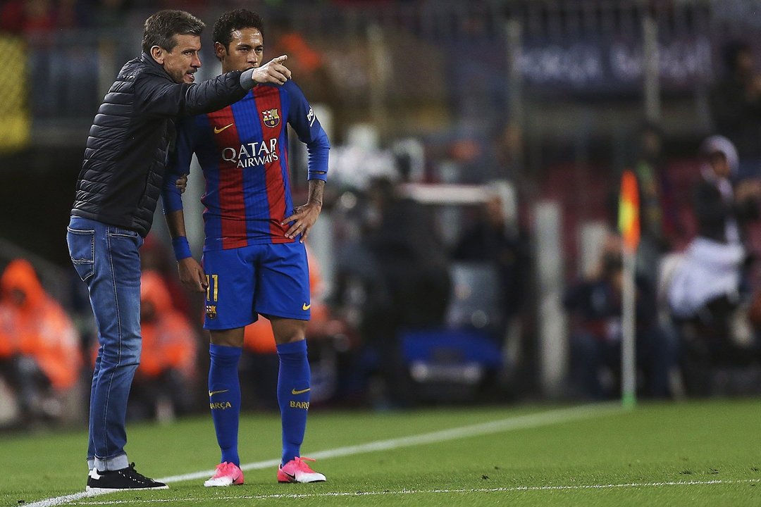 Juan Carlos Unzué da indicaciones a Neymar durante un partido con el Barcelona.
