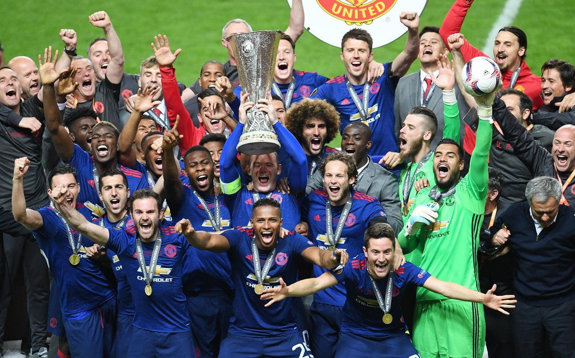 Rooney levanta el trofeo de la Liga Europa junto al resto de sus compañeros tras superar al Ajax.