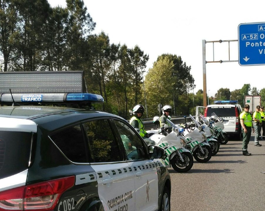 La Guardia Civil de Tráfico interceptó al vehículo en la autovía a su paso por Ponteareas.
