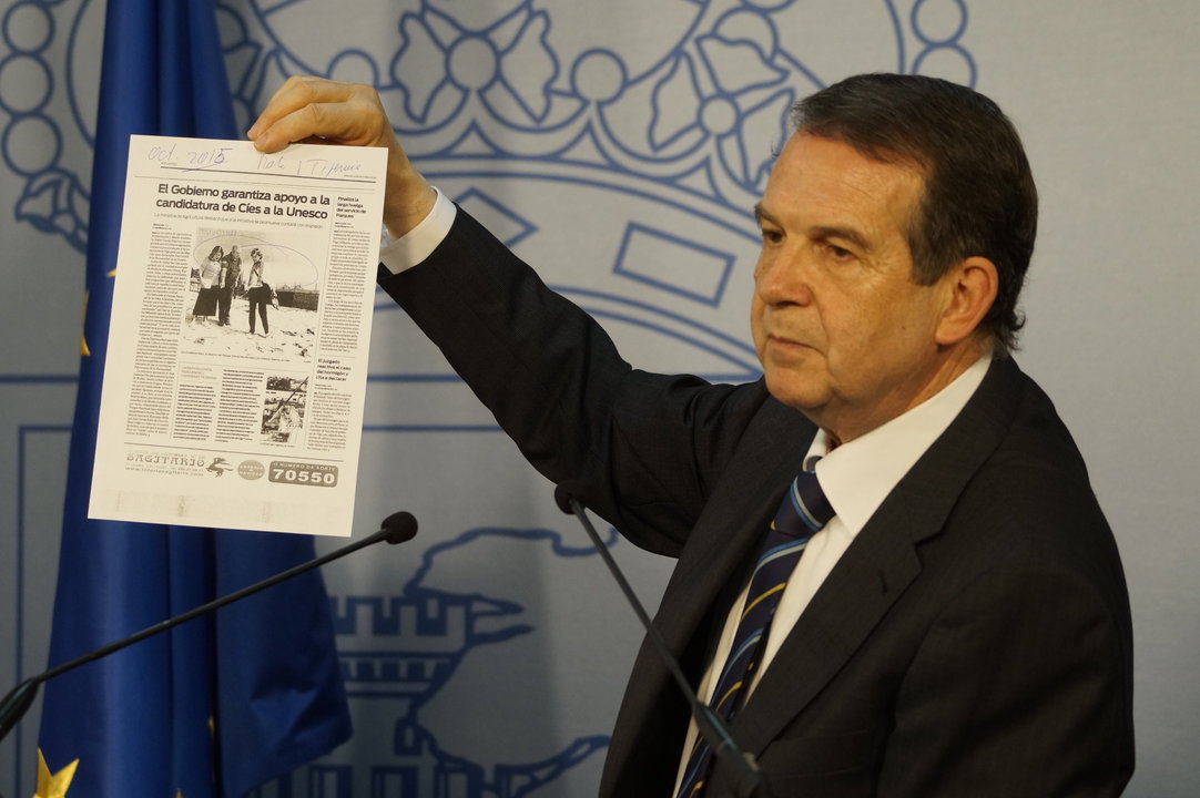 Caballero muestra en rueda de prensa un recorte de Atlántico donde recogía la visita de la ministra.