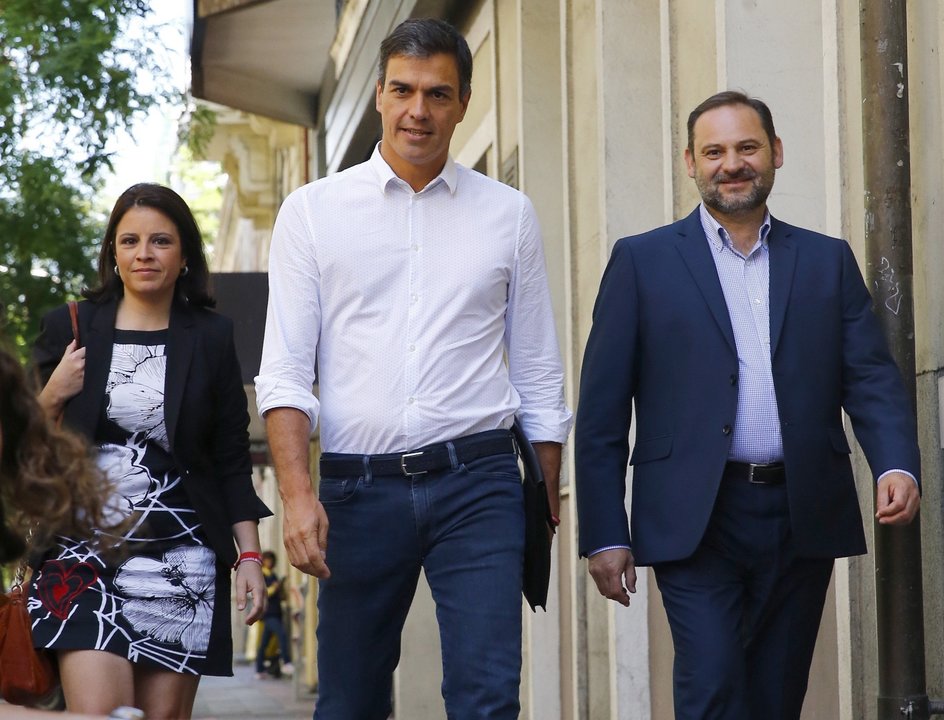 Adriana Lastra, Pedro Sánchez y José Luis Ábalos, llegando a la sede socialista de Ferraz.