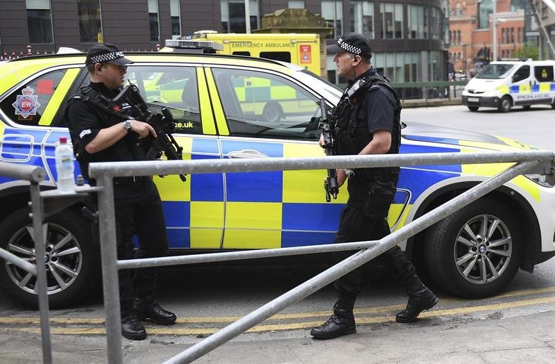 Policías británicos fuertemente armados montan guardia en las calles de Manchester, donde se produjo el atentado suicida.