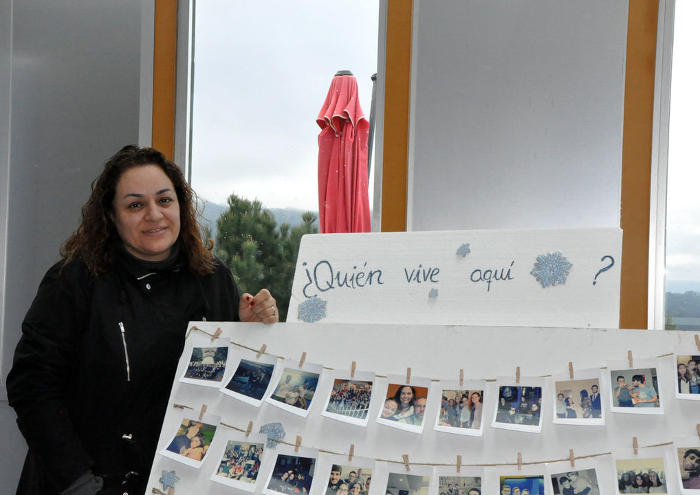 Mónica Costas, directora de Residencia Universitaria El Castro, junto a fotos de estudiantes.