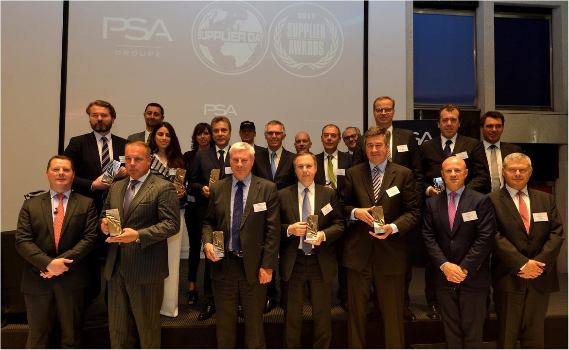 Los ganadores ayer tras recibir los galardones con el presidente de PSA, Carlos Tavares.