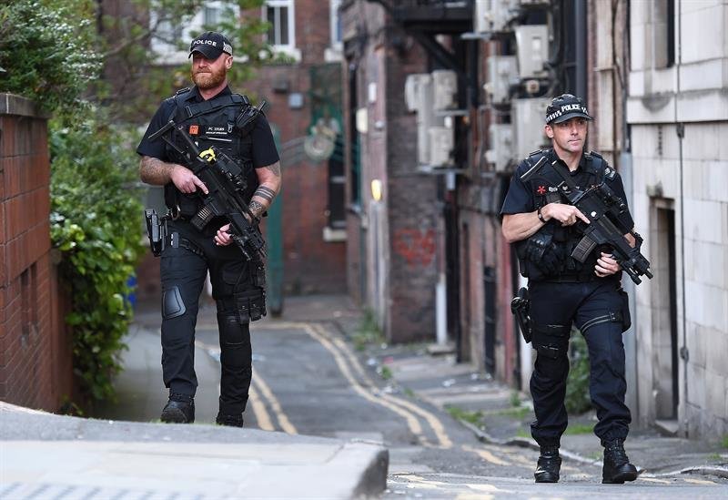 Policías armados custodian una calle en Manchester