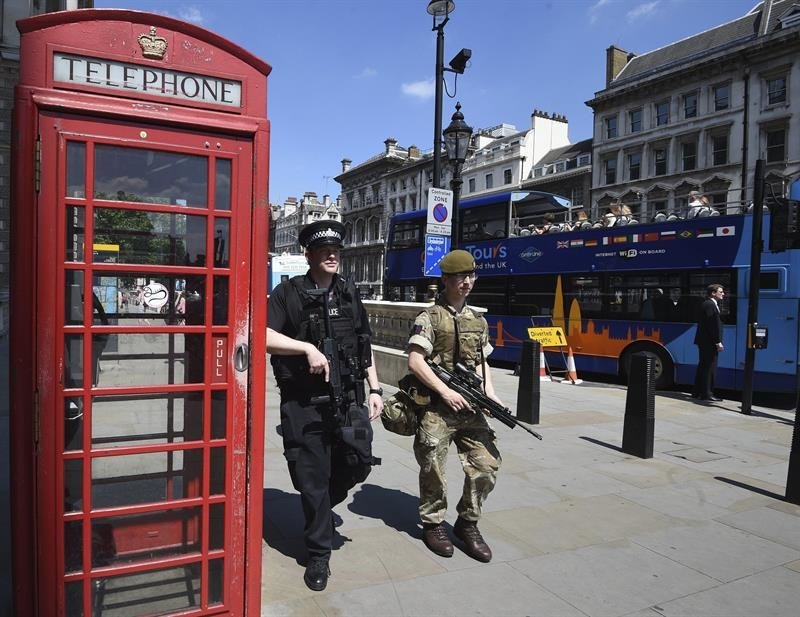 Un soldado y un policía británico vigilan cerca del Parlamento en Londres