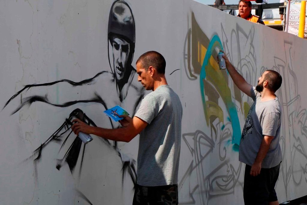 El graffiti, como expresión cultural urbana, ya estaba presente en O Marisquiño. Arriba, una creación en directo.