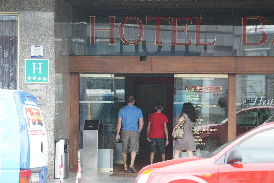 Turistas hospedándose en un hotel del centro de Vigo durante las vacaciones..