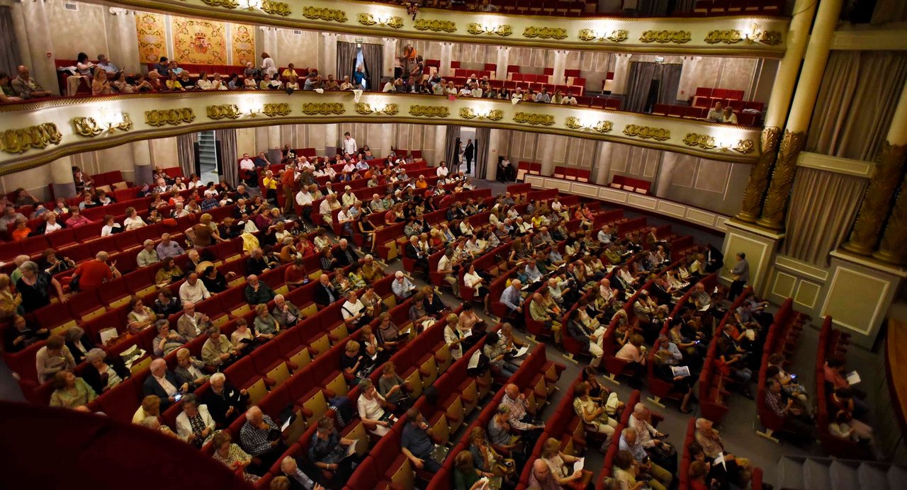 El público, ayer se acomodó en el teatro García Barbón.