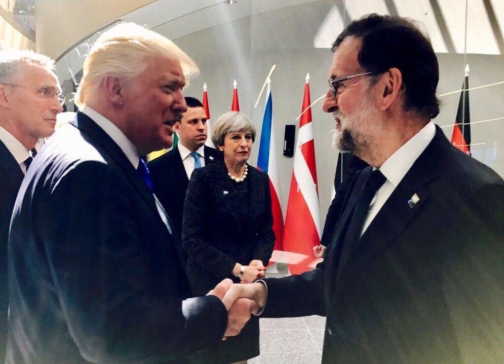 Foto del saludo entre el presidente norteamericano Donald Trump y el español Mariano Rajoy.