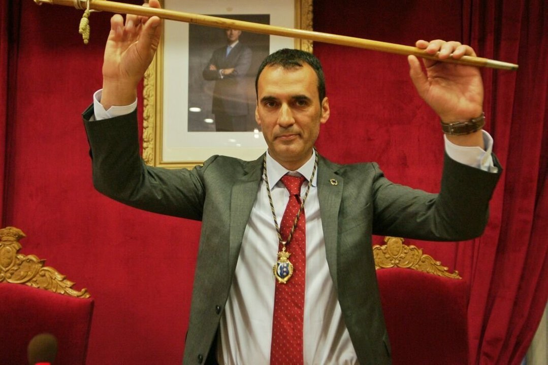 Enrique Cabaleiro, alcalde de Tui, con el bastón de mando.