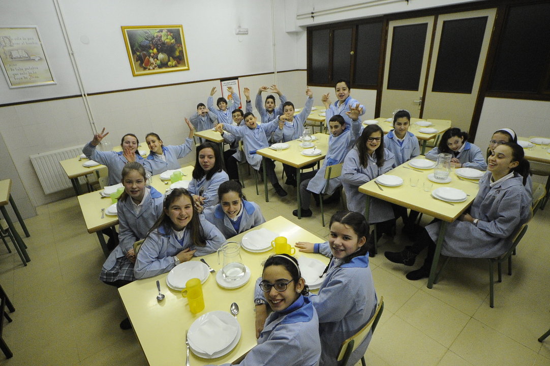 Un grupo de alumnos, en el comedor escolar del colegio ourensano de La Purísima.