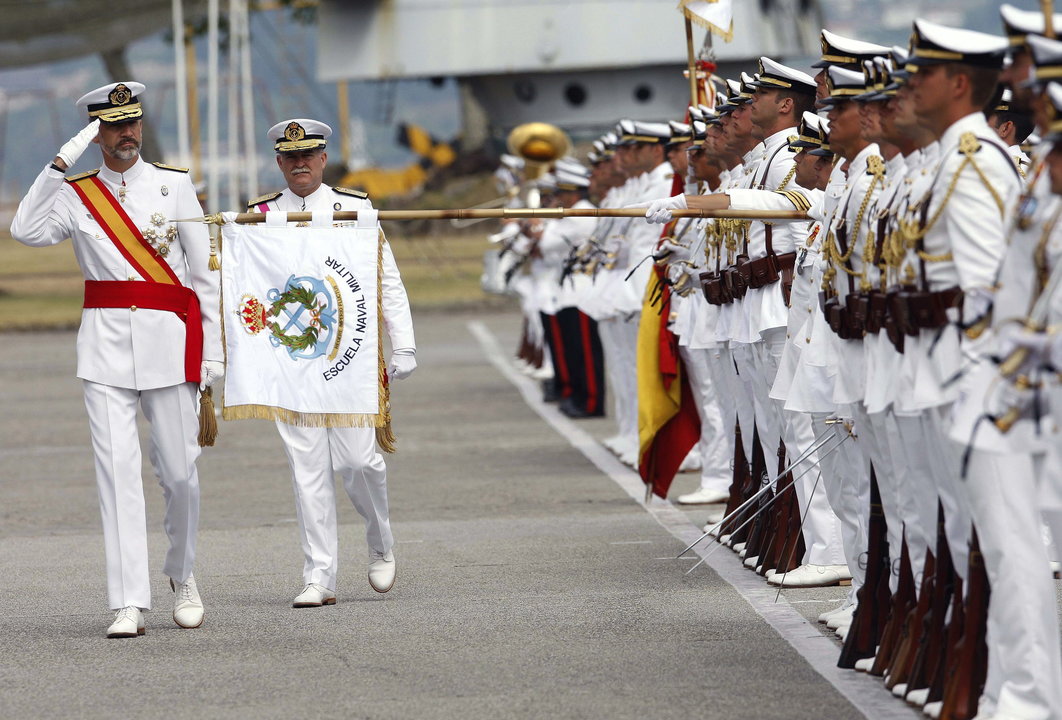 El rey, pasando revista a las tropas en la Escuela Naval de Marín, en julio de 2015