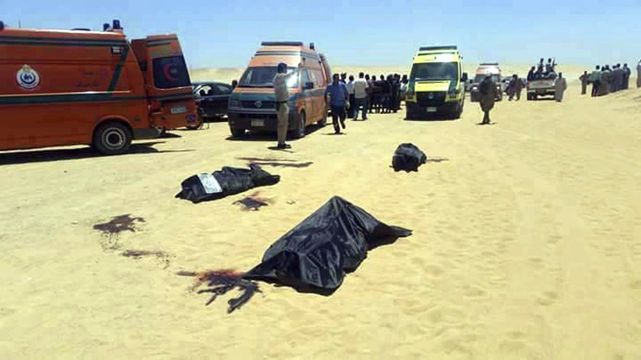 Cadáveres de cristianos coptos y ambulancias que recogieron a los heridos.
