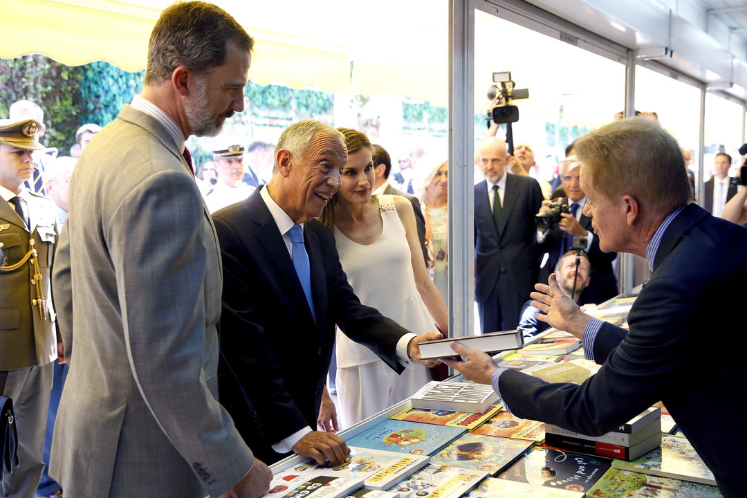 Los reyes, junto con el presidente de Portugal, Marcelo Rebelo de Sousa, conversan con un librero.