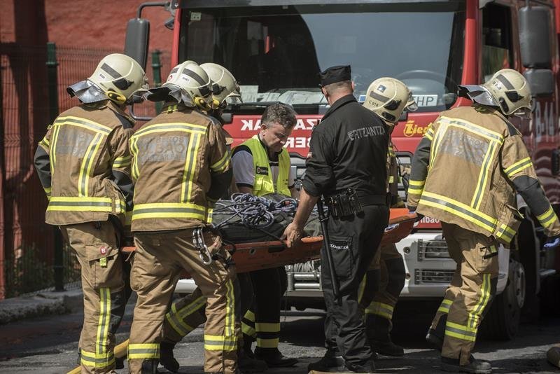 Los servicios de emergencia evacúan el cuerpo de uno de los cuatro fallecidos